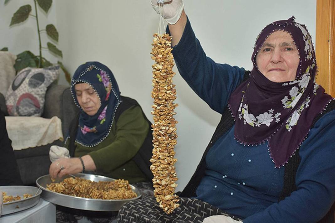 İpe dizilen her ceviz, evin mutfak masrafı oluyor 10